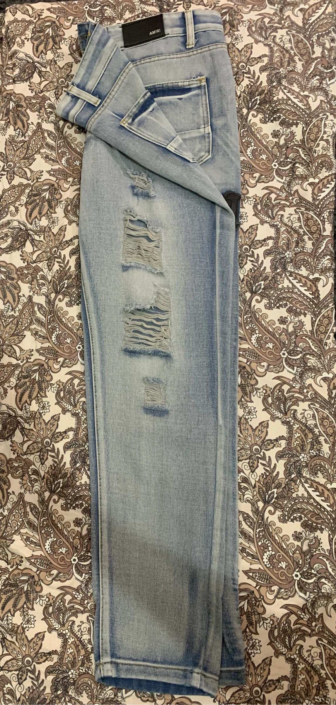 Jeans rasgado com efeito desbotado e logo 'IRI' – photo 4